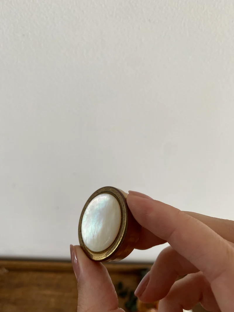 Bijoux en métal doré et en porcelaine vintage