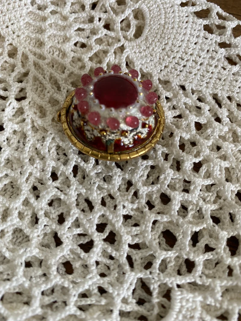 Bijoux en métal doré et en porcelaine vintage