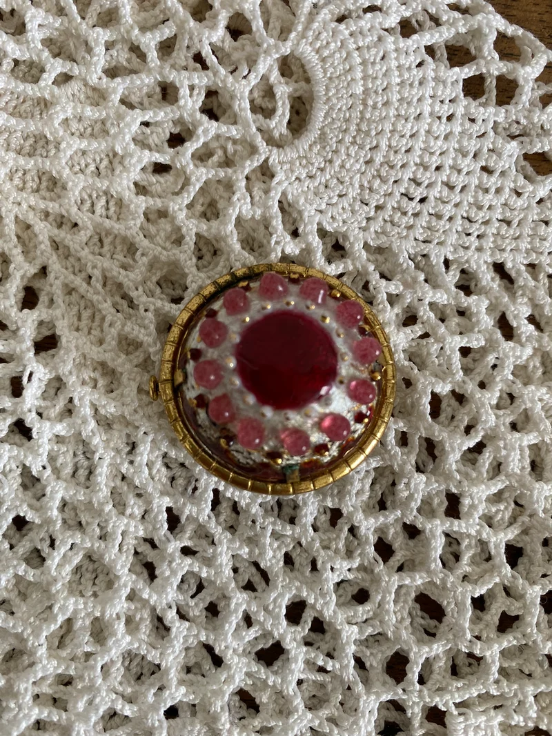 Bijoux en métal doré et en porcelaine vintage