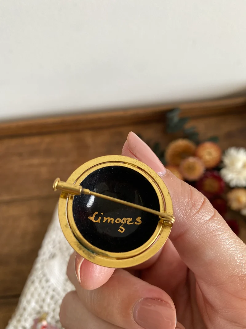 Bijoux en métal doré et en porcelaine vintage