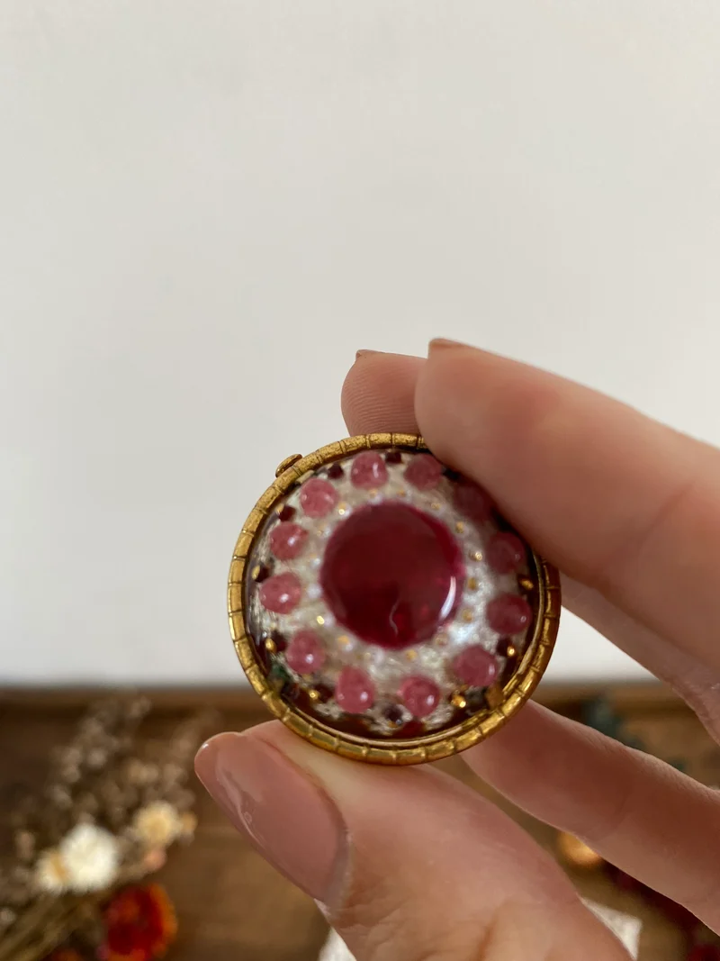 Bijoux en métal doré et en porcelaine vintage