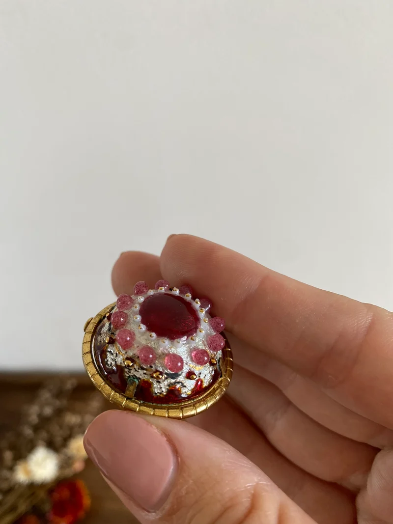 Bijoux en métal doré et en porcelaine vintage