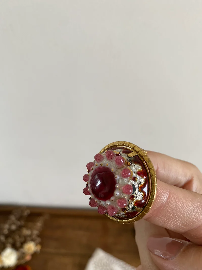Bijoux en métal doré et en porcelaine vintage