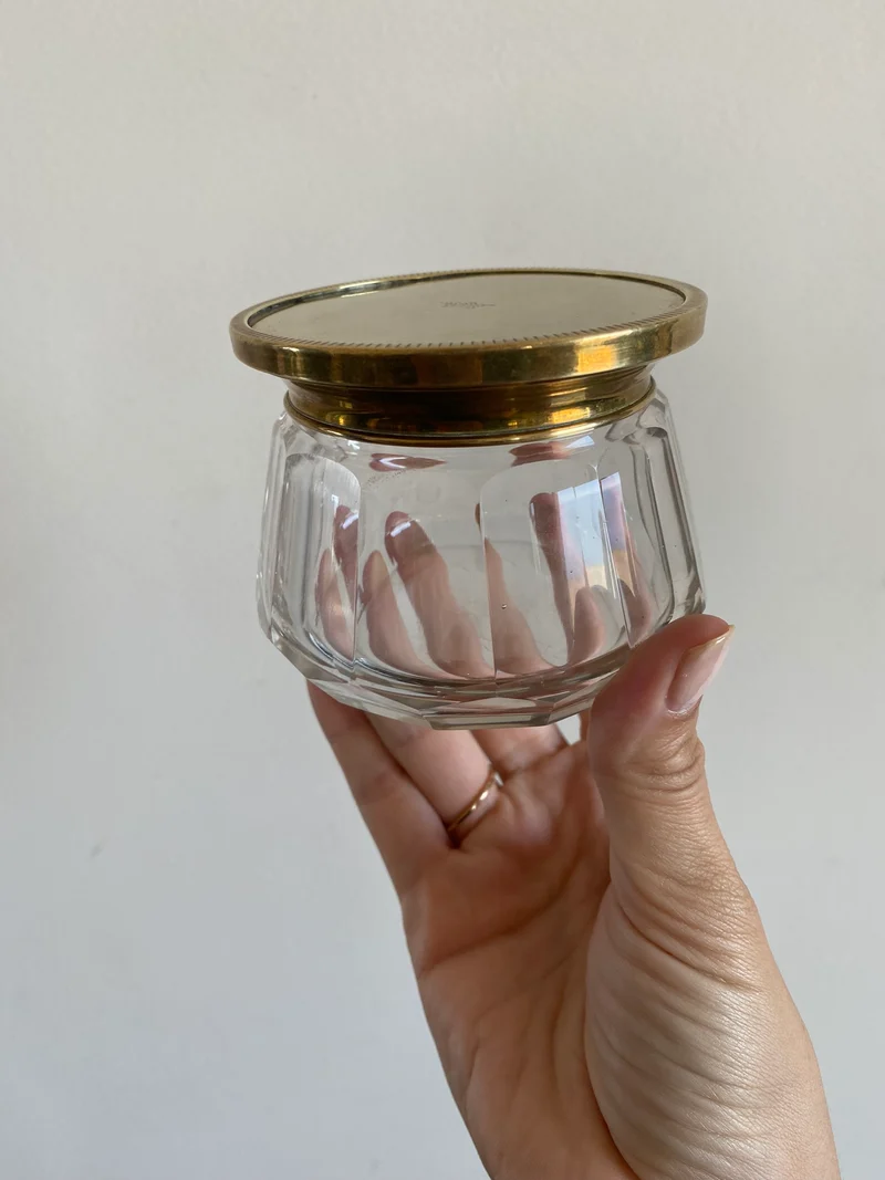 Bonbonnière en verre avec couvercle plat en laiton