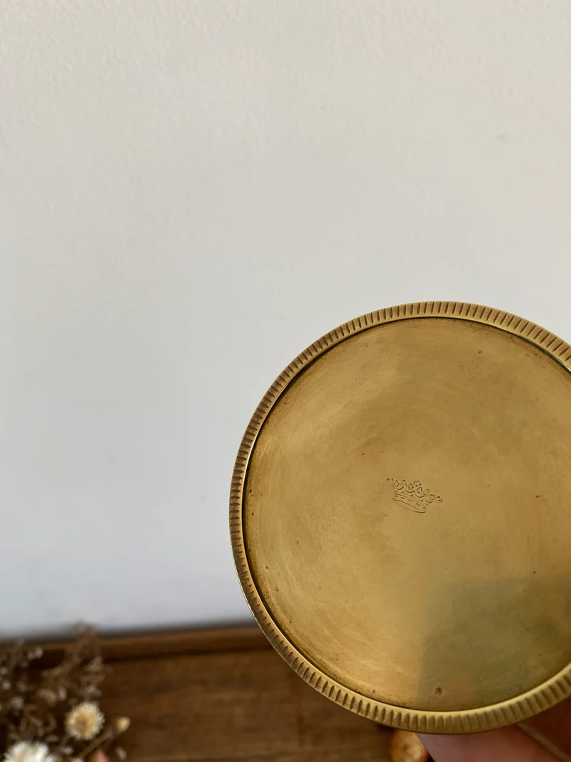 Bonbonnière en verre avec couvercle plat en laiton