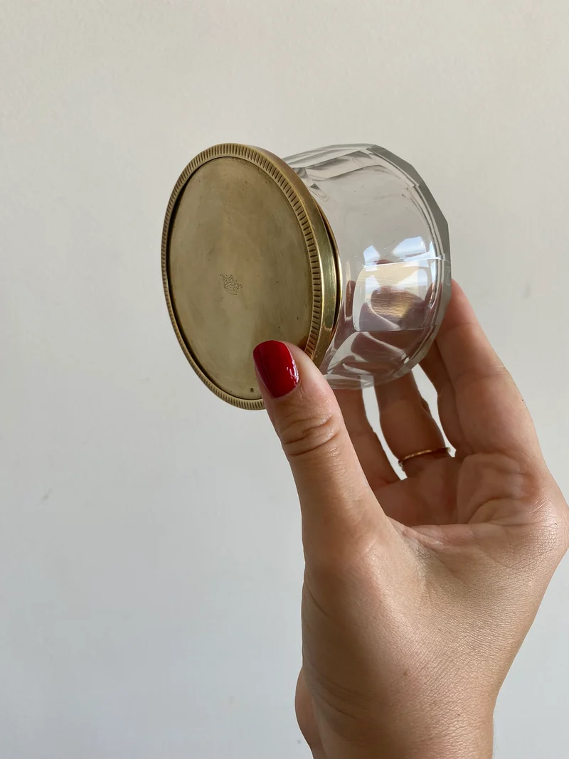 Bonbonnière en verre avec couvercle plat en laiton