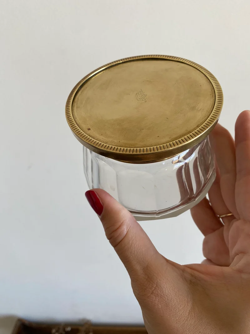 Bonbonnière en verre avec couvercle plat en laiton