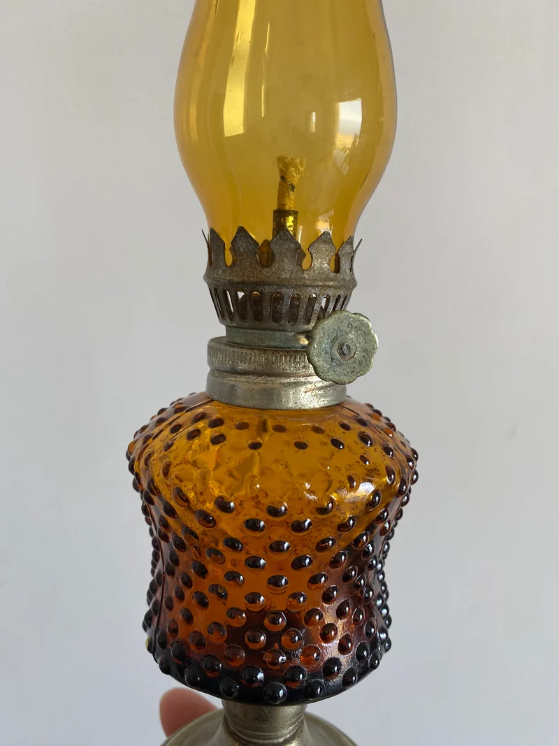 Lampes à pétrole en verre ambré avec socle en métal
