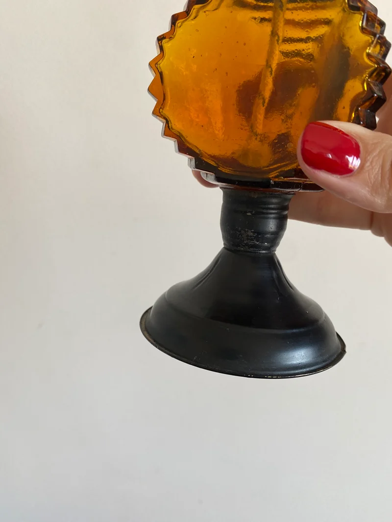 Lampes à pétrole en verre ambré avec socle en métal