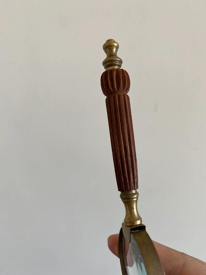 Loupe ronde manche en bois et laiton