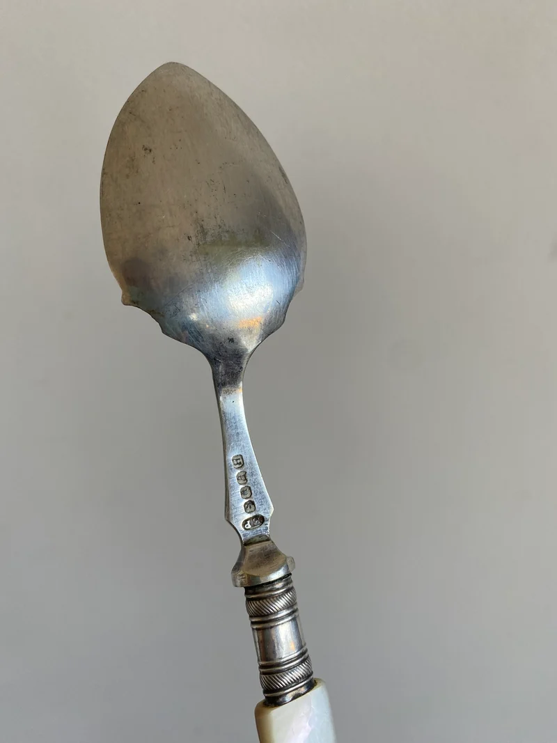 Couverts en métal argenté manches nacrés