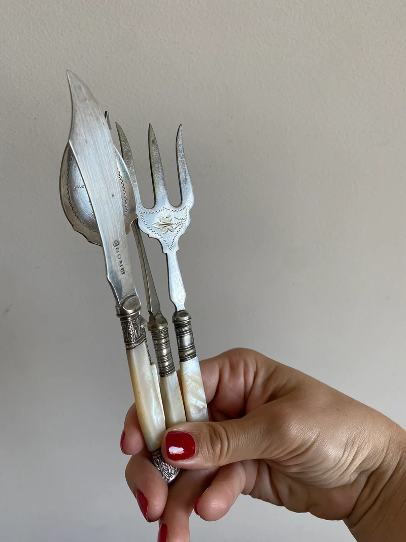 Couverts en métal argenté manches nacrés