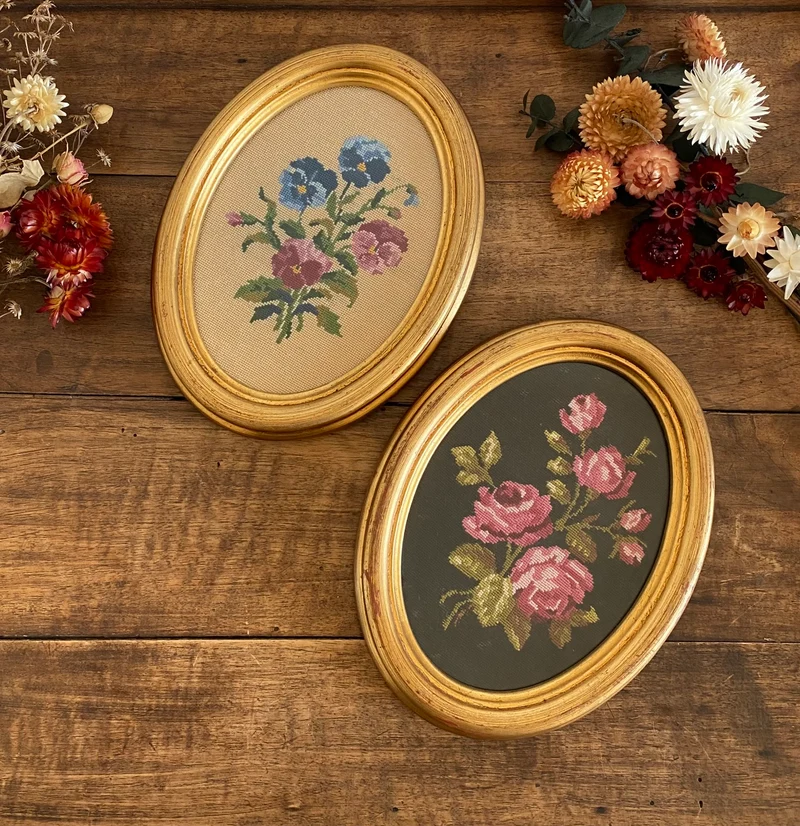 Broderies encadrées sous verre