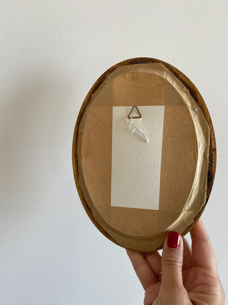 Broderies encadrées sous verre