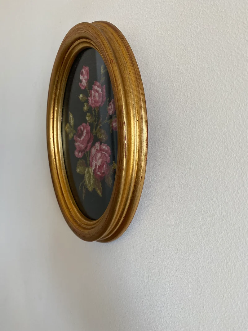 Broderies encadrées sous verre