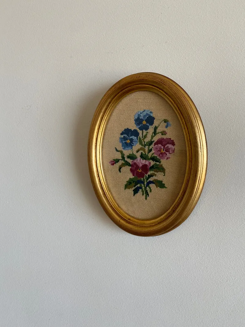 Broderies encadrées sous verre