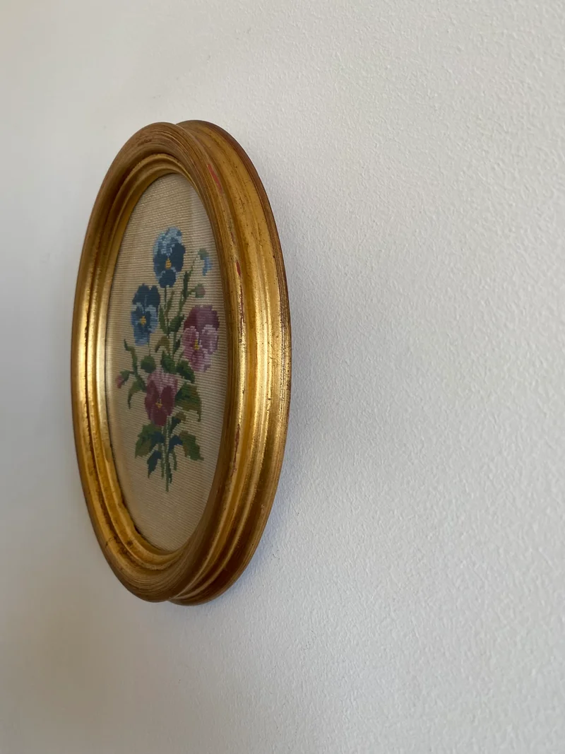 Broderies encadrées sous verre