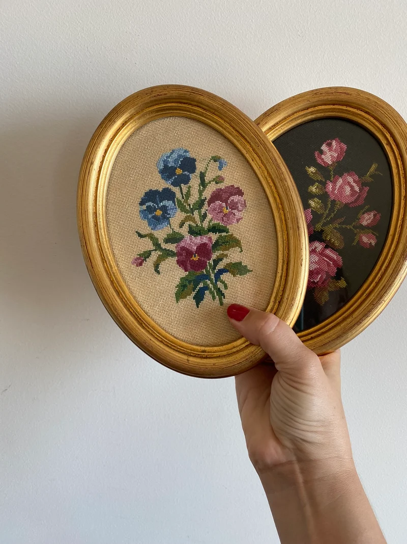 Broderies encadrées sous verre