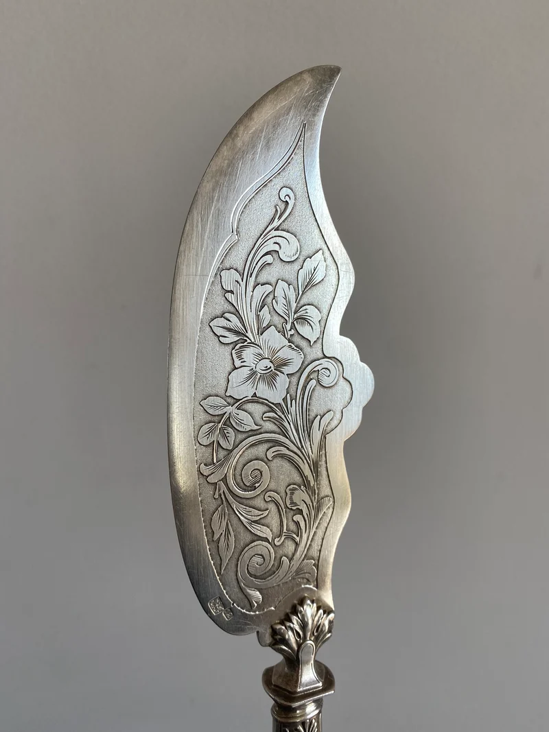 Couteau en métal argenté orné de fleurs