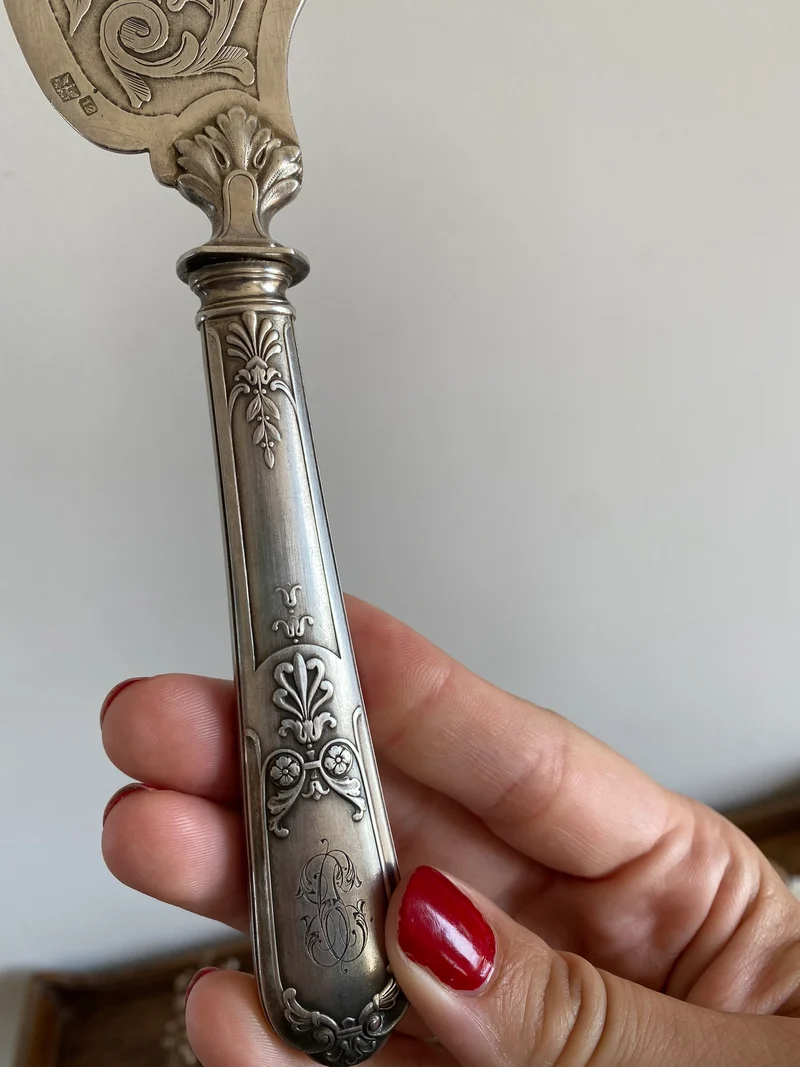 Couteau en métal argenté orné de fleurs