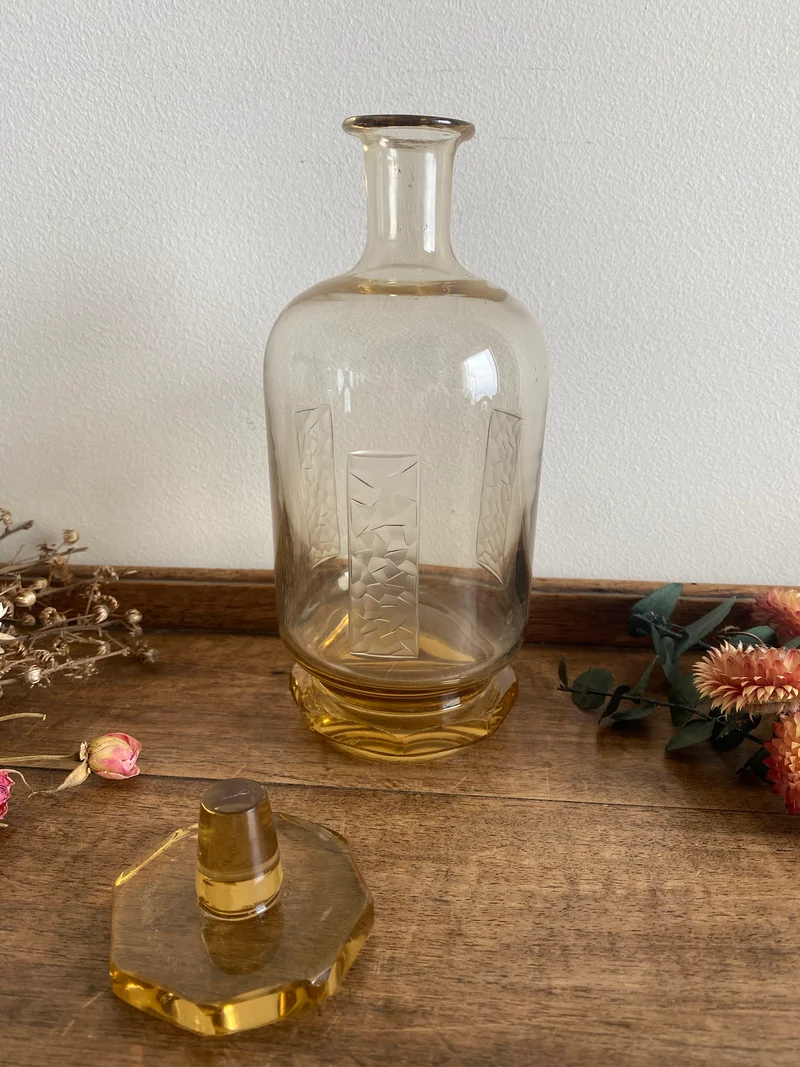 Flacon en verre couleur jaune ocre