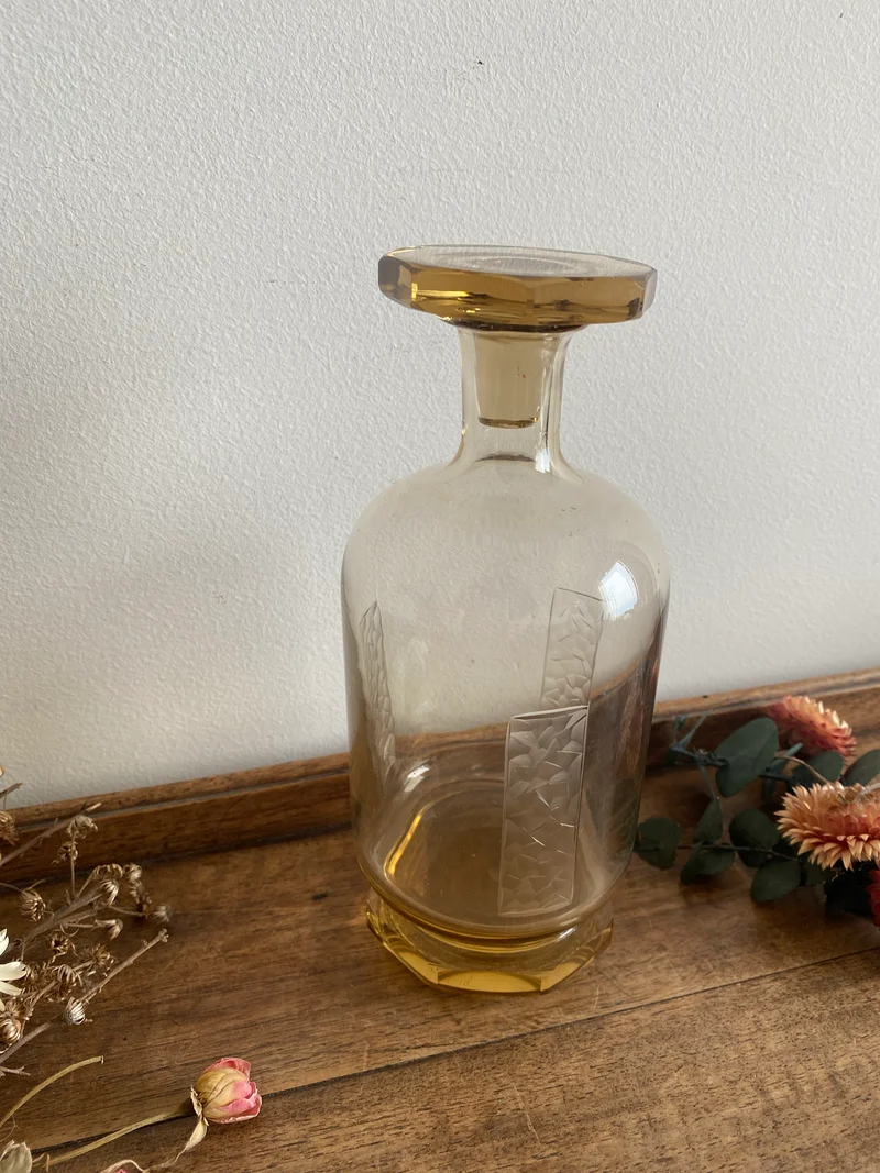 Flacon en verre couleur jaune ocre
