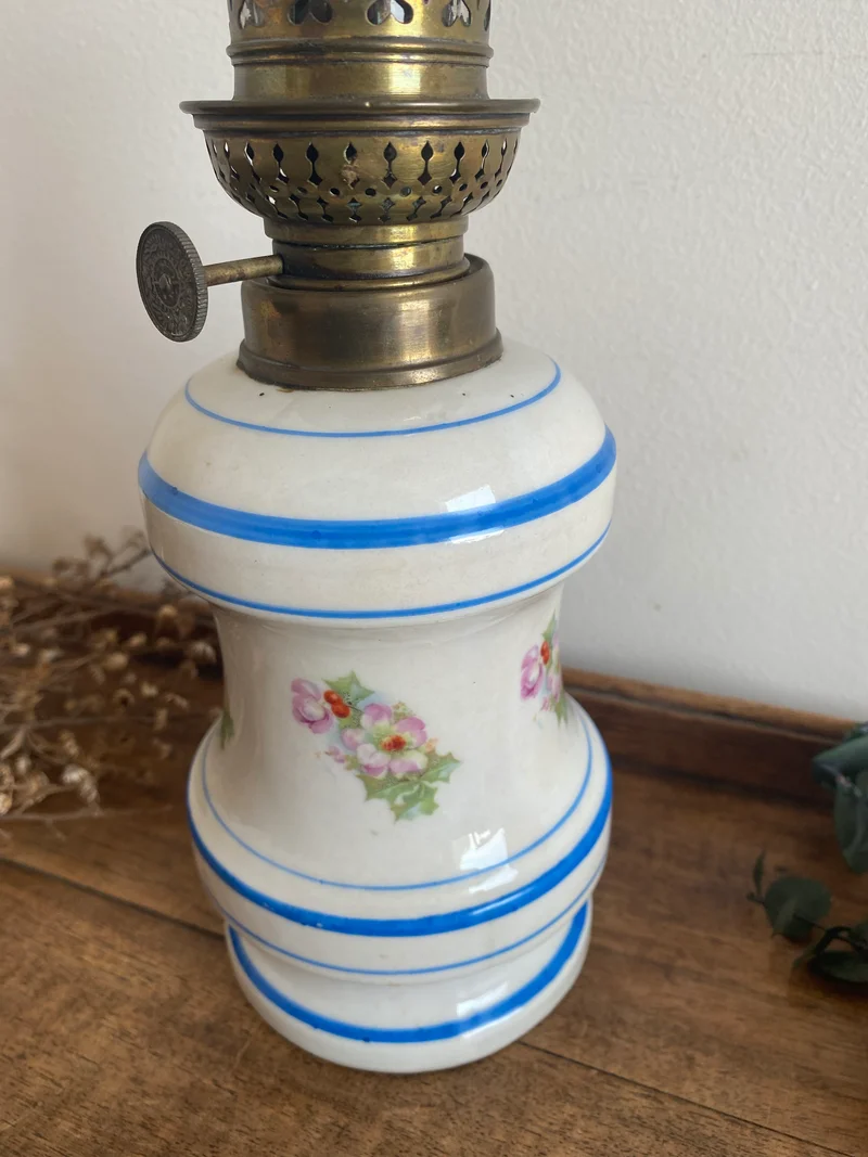 Lampe à pétrole vintage en porcelaine petites fleurs Kosmos