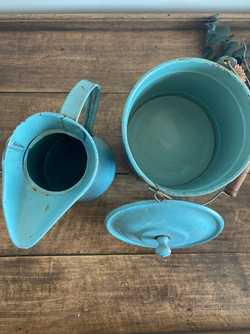 Broc bleu avec son pot assorti