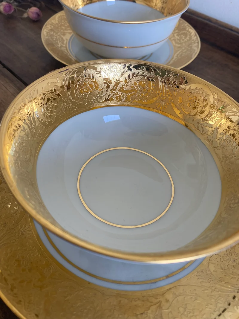 Tasses et soucoupes blanches et or en porcelaine de Limoges 1920