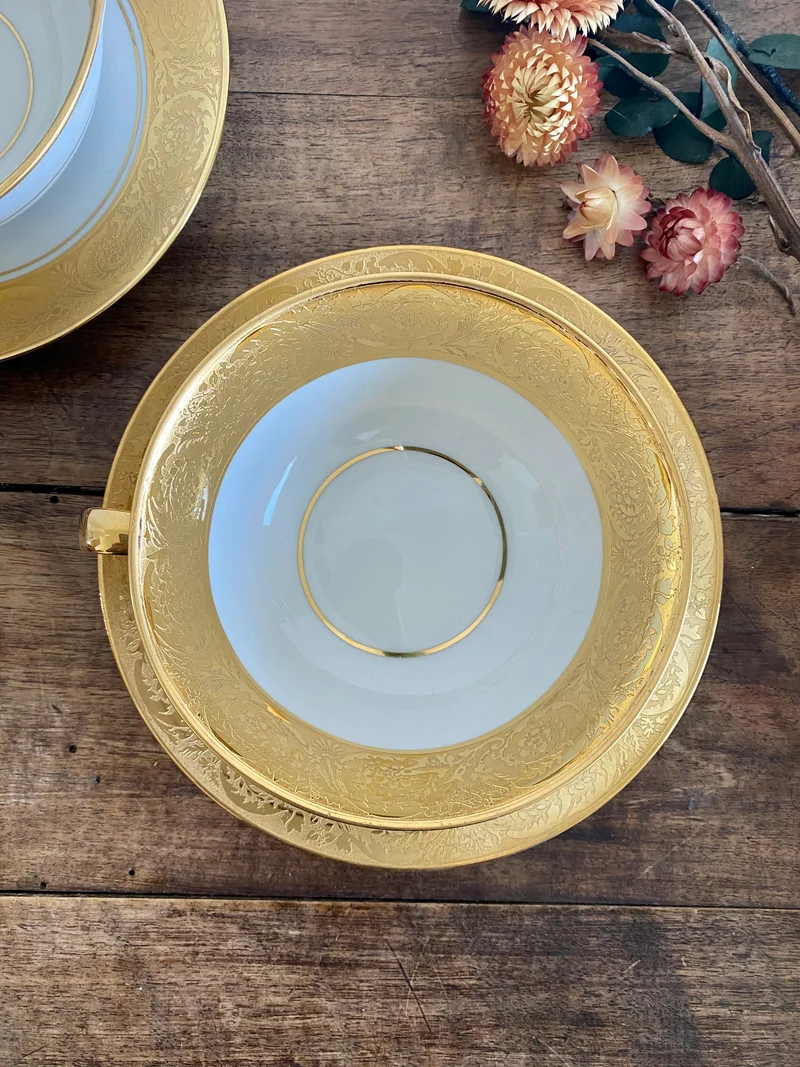 Tasses et soucoupes blanches et or en porcelaine de Limoges 1920