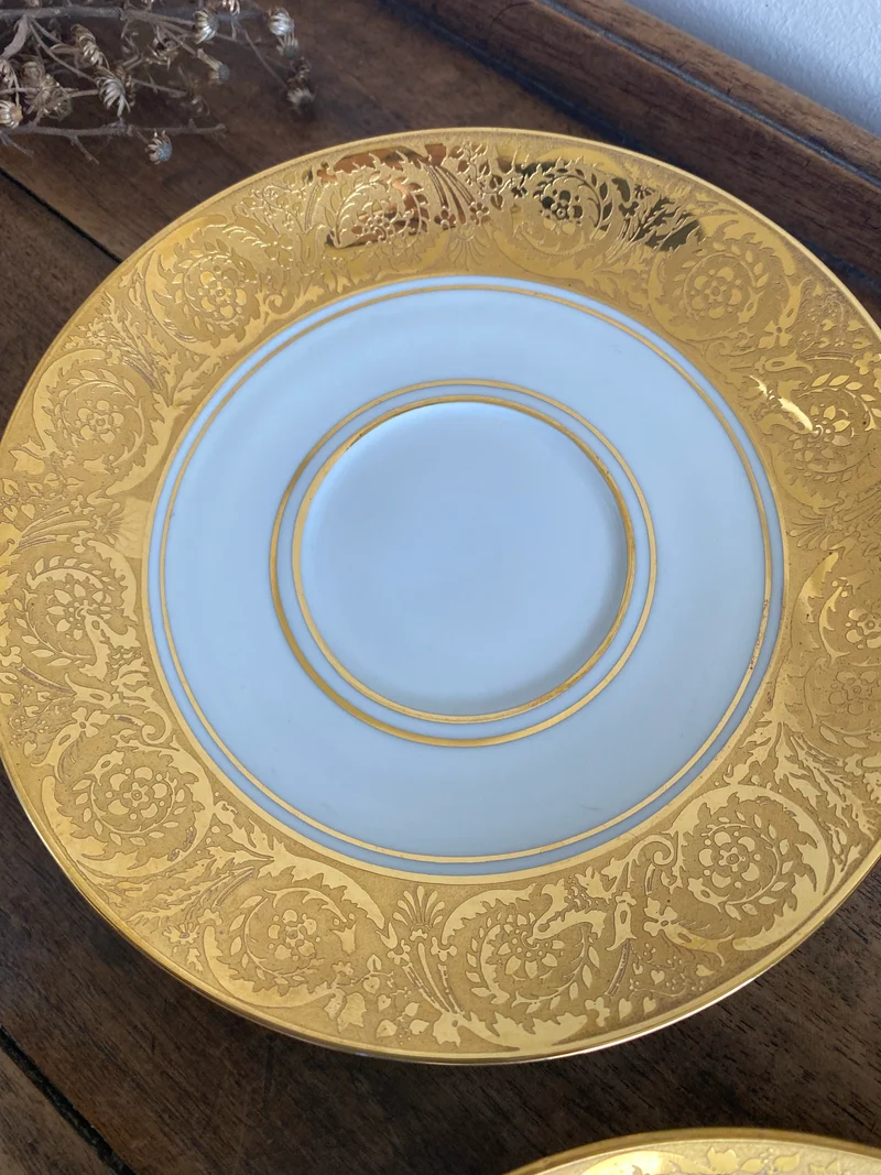 Tasses et soucoupes blanches et or en porcelaine de Limoges 1920