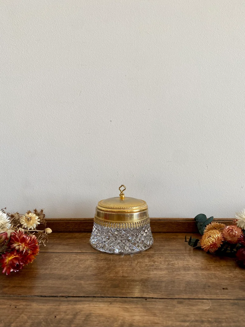 Bonbonnière en verre travaillé et métal doré