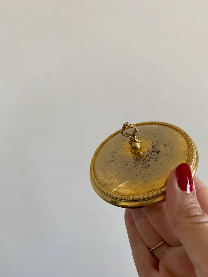 Bonbonnière en verre travaillé et métal doré