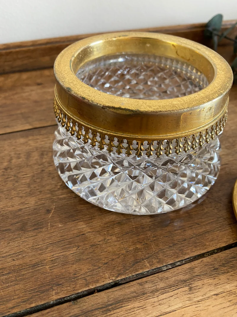 Bonbonnière en verre travaillé et métal doré