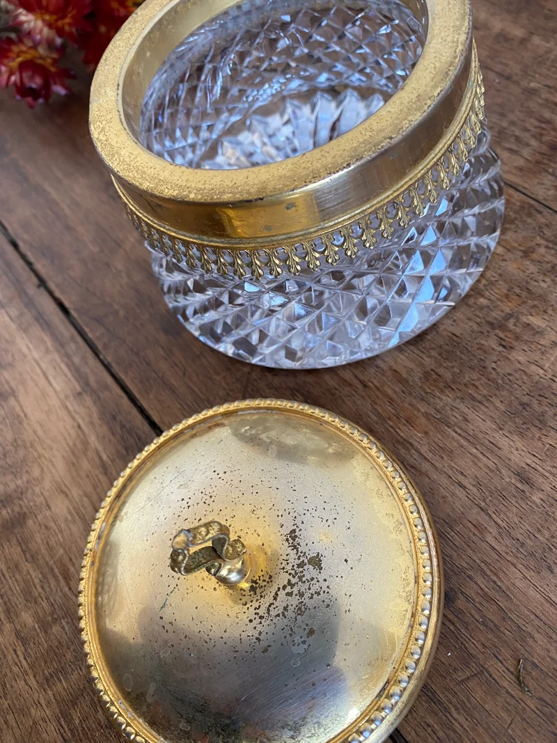 Bonbonnière en verre travaillé et métal doré