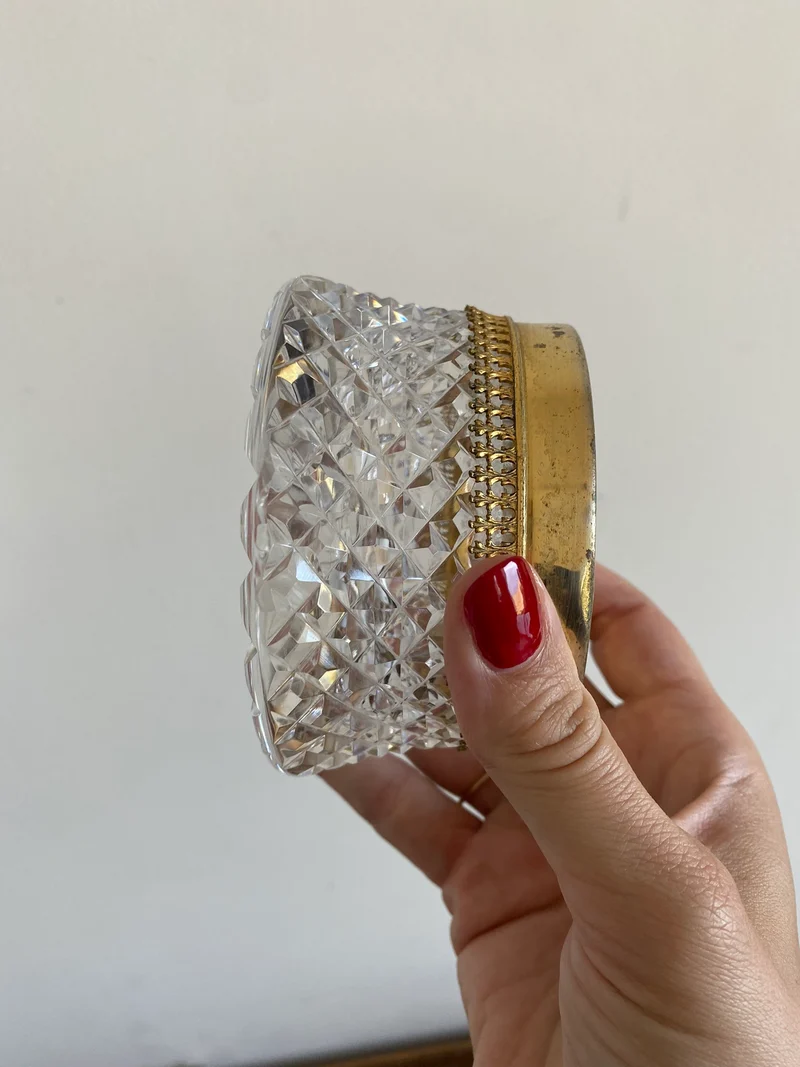 Bonbonnière en verre travaillé et métal doré
