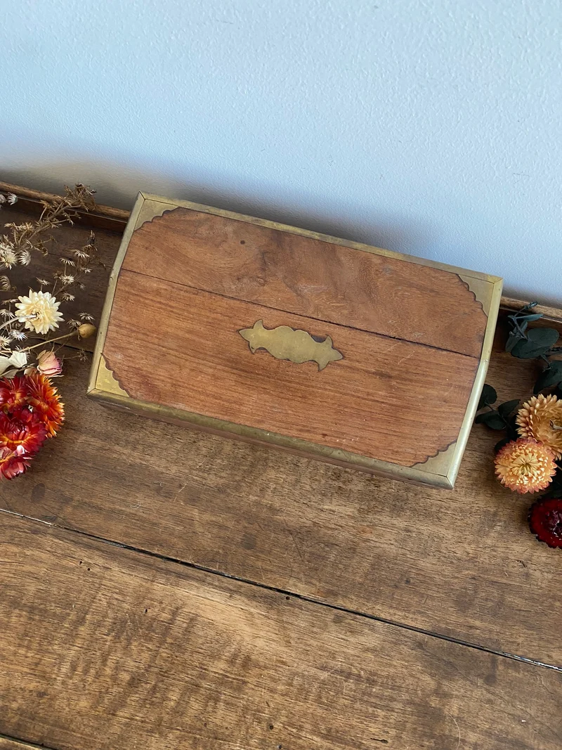 Boîte en bois et laiton ancienne
