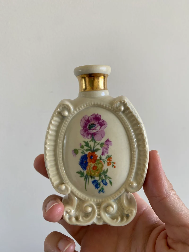 Flacons de salle de bain en porcelaine décoration florale moulures