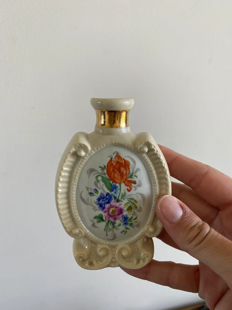 Flacons de salle de bain en porcelaine décoration florale moulures