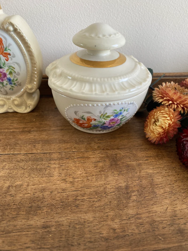 Flacons de salle de bain en porcelaine décoration florale moulures