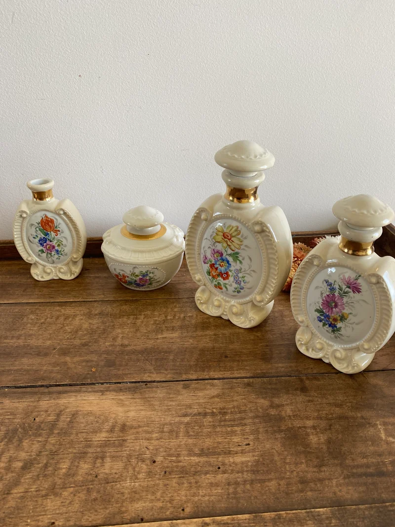 Flacons de salle de bain en porcelaine décoration florale moulures