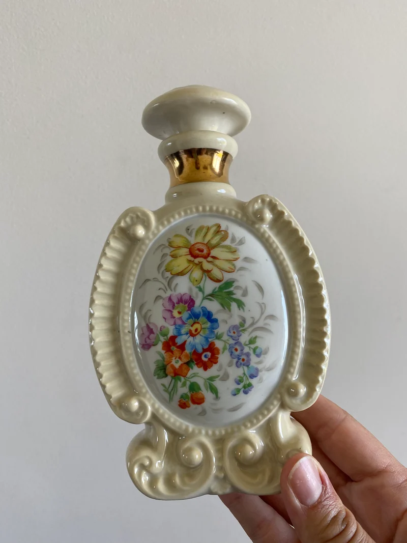 Flacons de salle de bain en porcelaine décoration florale moulures