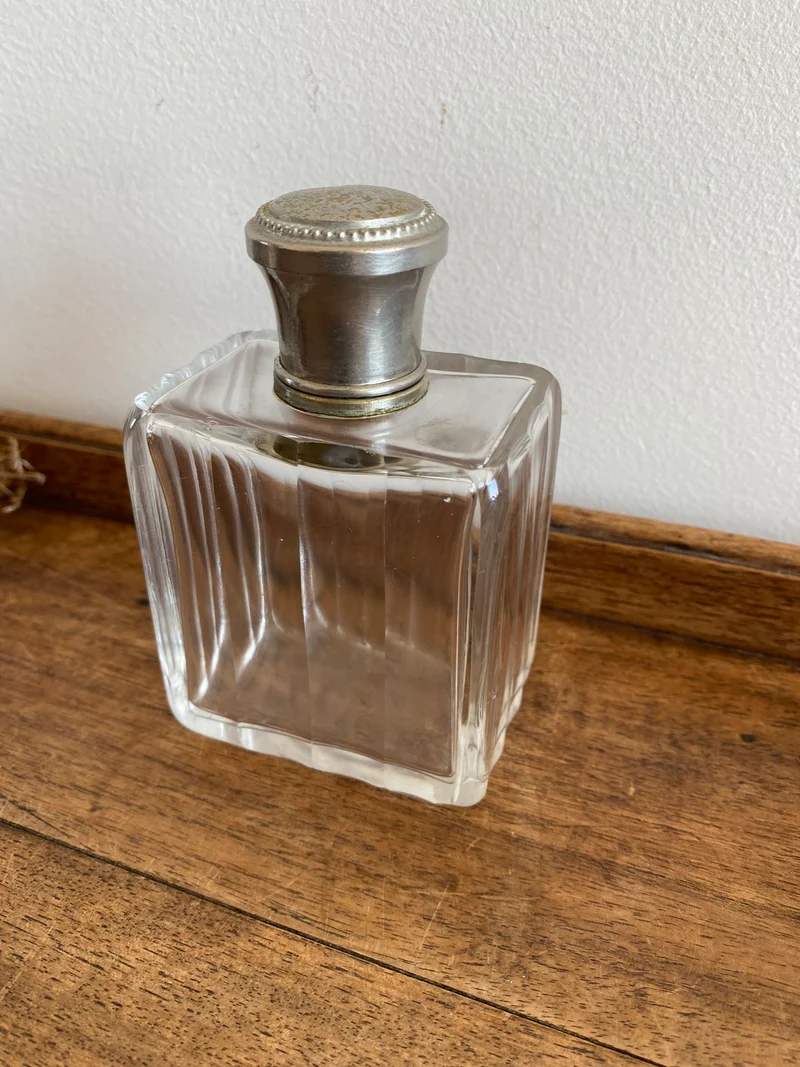 Flacon en verre avec son bouchon en métal argenté