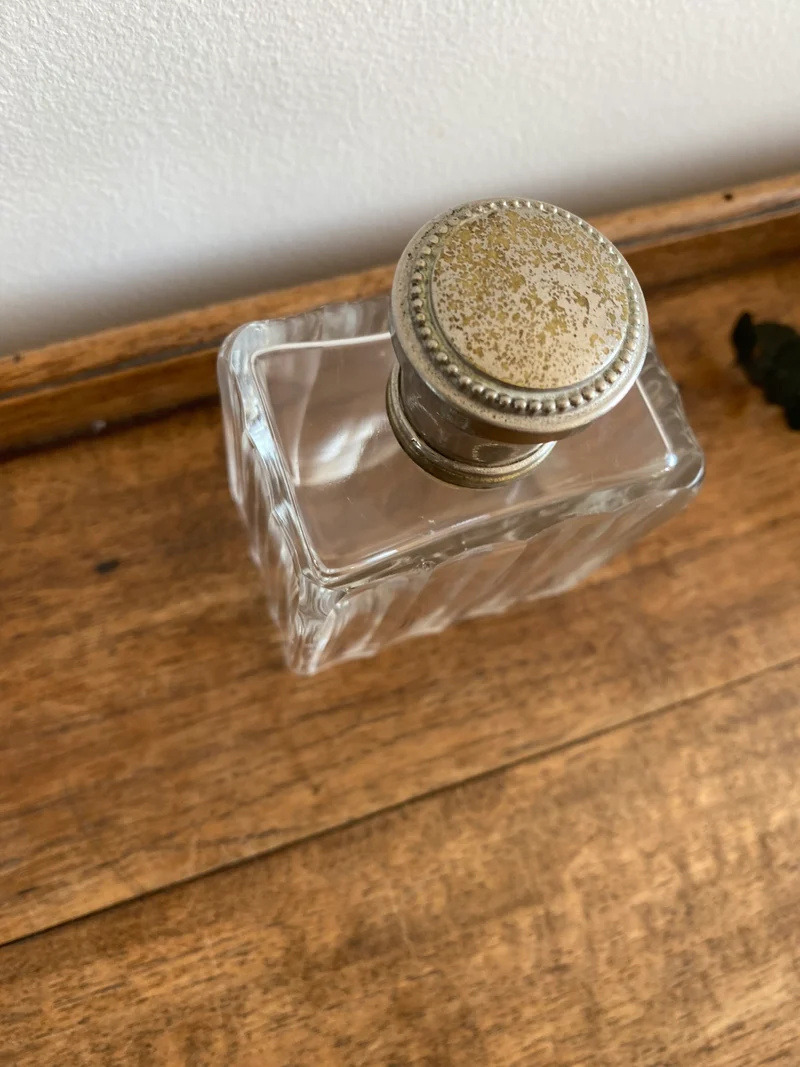 Flacon en verre avec son bouchon en métal argenté