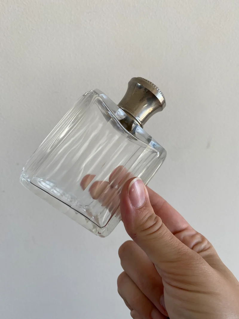 Flacon en verre avec son bouchon en métal argenté