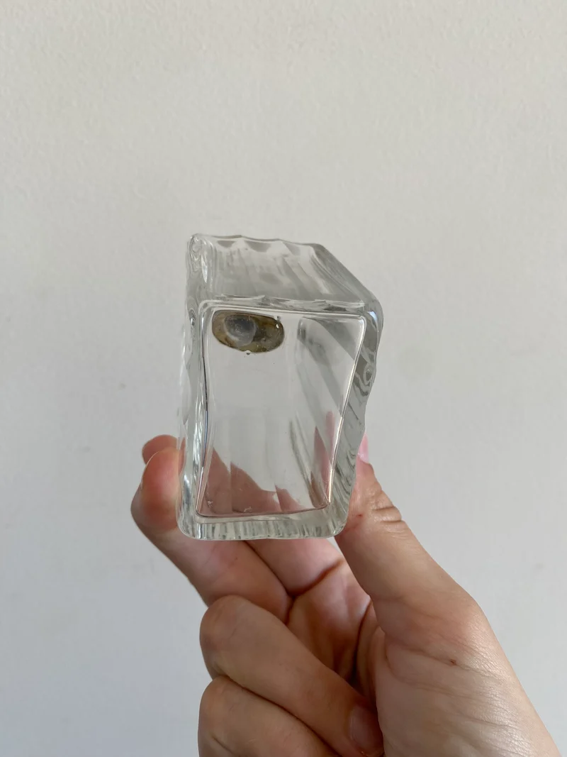 Flacon en verre avec son bouchon en métal argenté