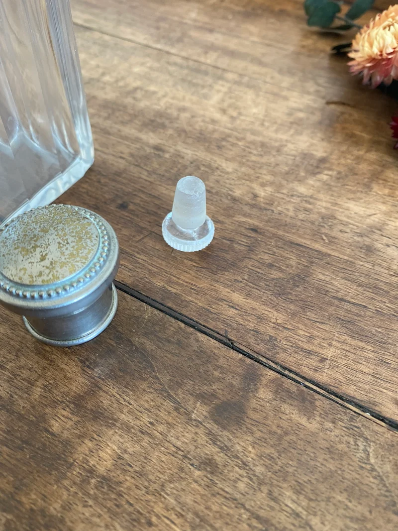 Flacon en verre avec son bouchon en métal argenté