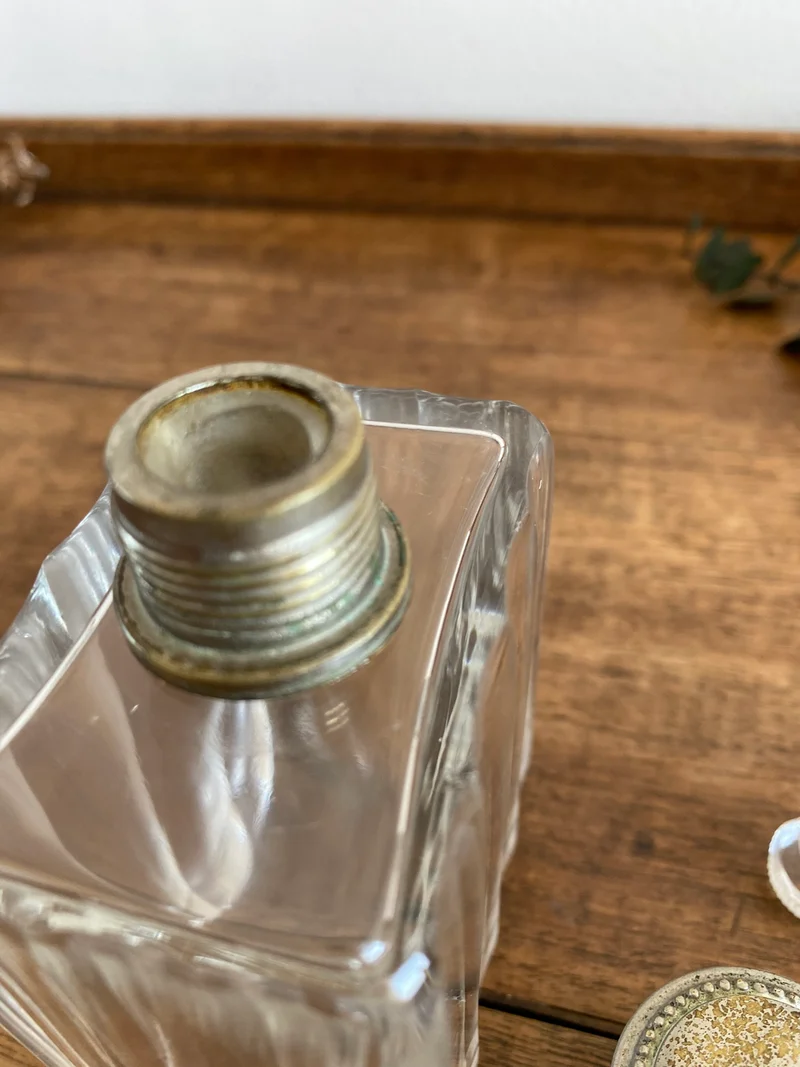Flacon en verre avec son bouchon en métal argenté