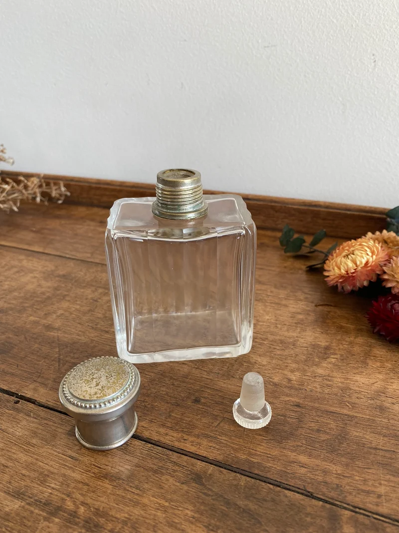 Flacon en verre avec son bouchon en métal argenté