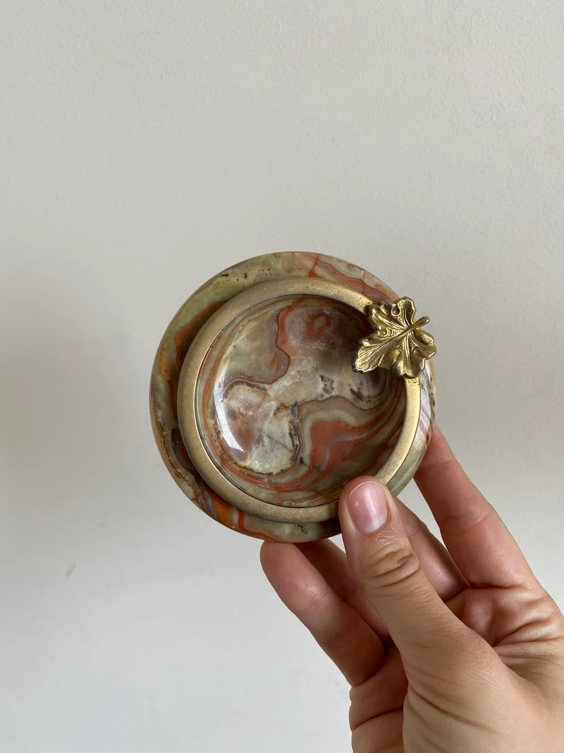 Cendrier marbré sur pied doré armature en laiton garanti